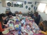 שוברות ומרכיבות מחדש: סדנת פסיפס להכנת שלט כניסה