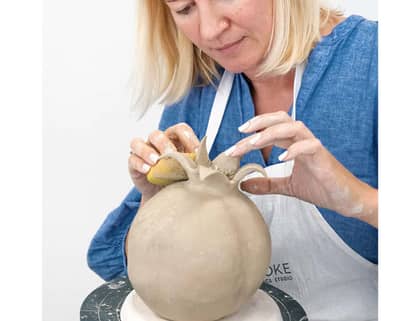 פיסול עבודת יד – סדנא של יצירה חופשית בהדרכה