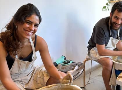 סדנת קרמיקה זוגית פרטית חווייתית מול נוף עוצר נשימה