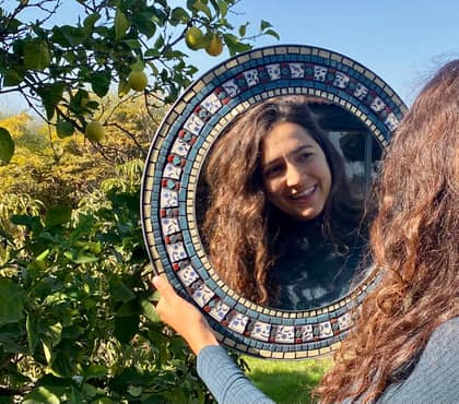 שוברות ומרכיבות מחדש: סדנת פסיפס ליצירת מראה מעוצבת