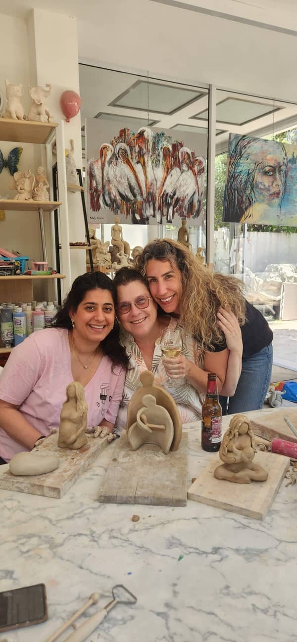 סדנת פיסול בחימר באווירה רגועה ופסטורלית