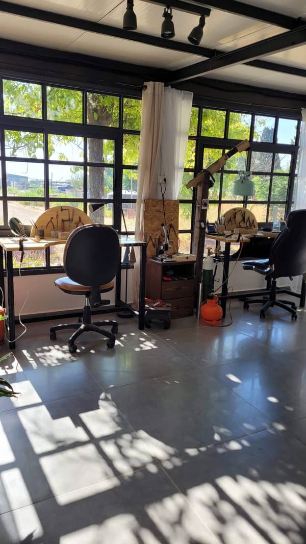 סדנת צורפות פרטית במושב מוקף שדות ירוקים