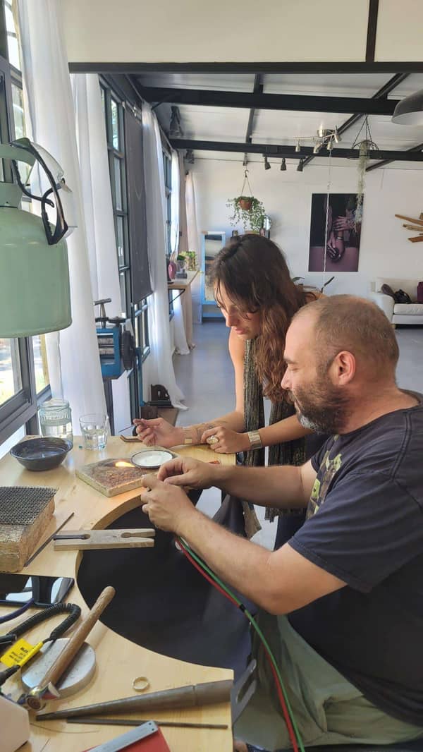 סדנת צורפות פרטית במושב מוקף שדות ירוקים