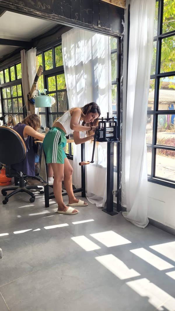 סדנת צורפות פרטית במושב מוקף שדות ירוקים