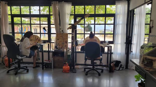 סדנת צורפות פרטית במושב מוקף שדות ירוקים