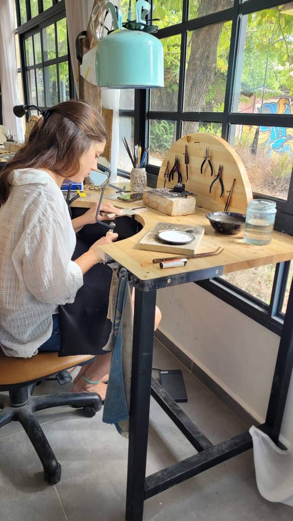 סדנת צורפות פרטית במושב מוקף שדות ירוקים