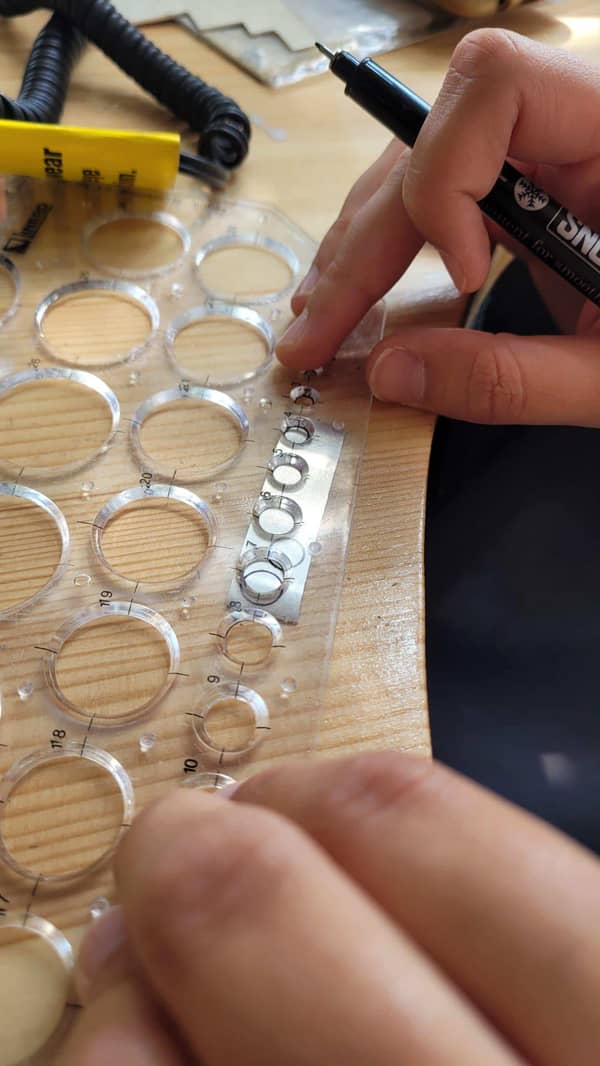 סדנת צורפות פרטית במושב מוקף שדות ירוקים