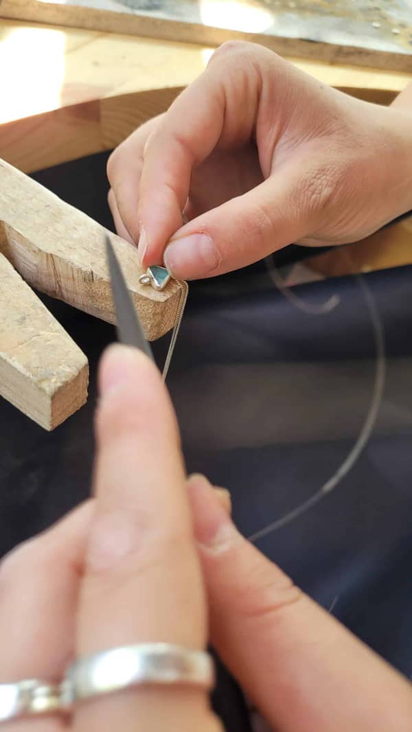 סדנת צורפות פרטית במושב מוקף שדות ירוקים