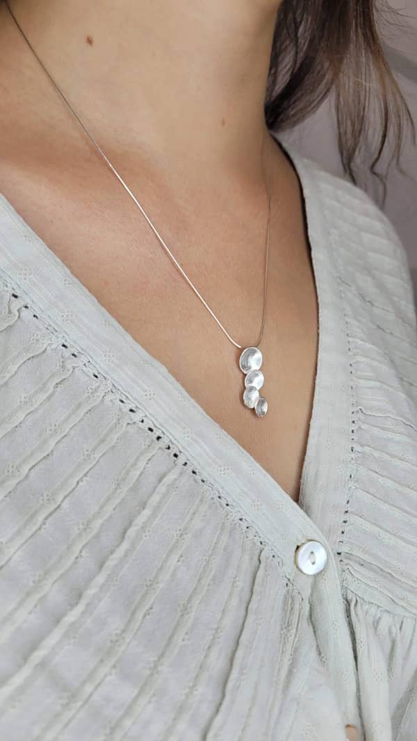 סדנת צורפות פרטית במושב מוקף שדות ירוקים