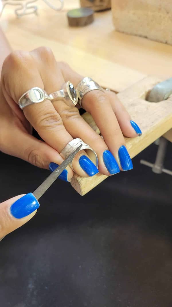 סדנת צורפות פרטית במושב מוקף שדות ירוקים