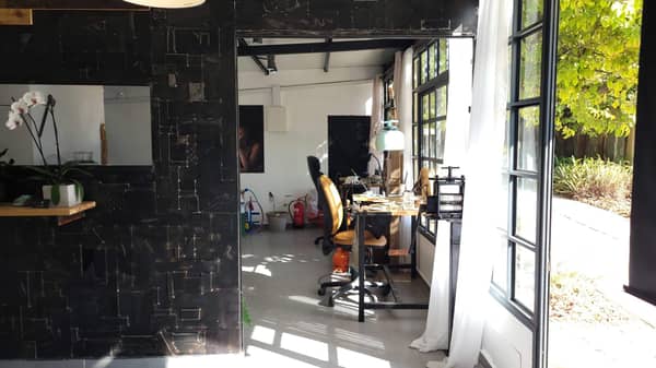 סדנת צורפות פרטית במושב מוקף שדות ירוקים