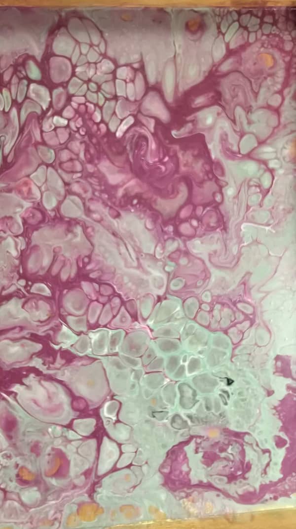 סדנת ציור אקריליק פורינג עם רקפת – אמנות FLUIDART