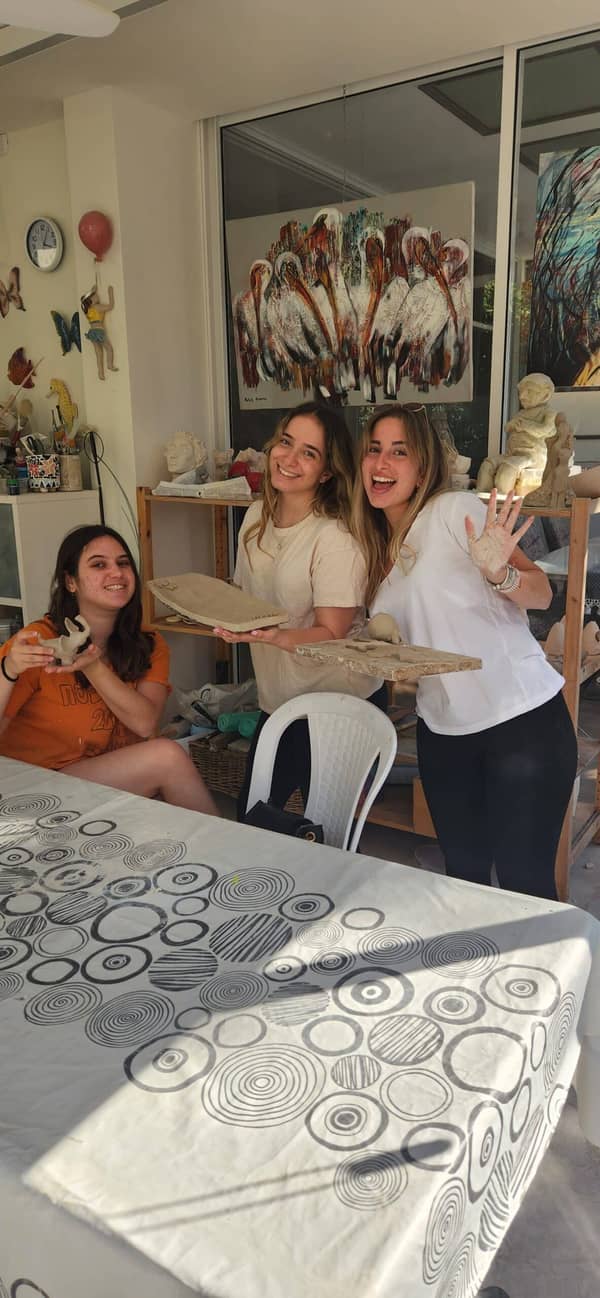 סדנת פיסול בחימר באווירה רגועה ופסטורלית