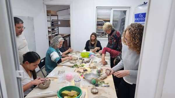סדנת קרמיקה פרטית – מרחב ליצירה