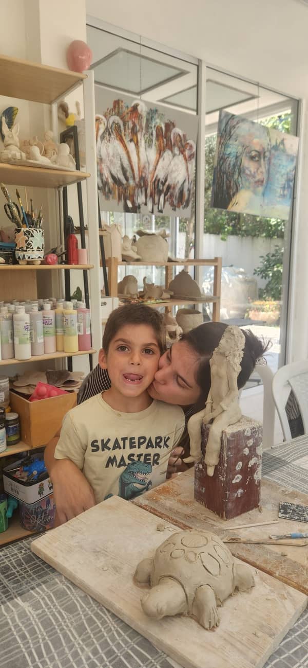 סדנת פיסול בחימר באווירה רגועה ופסטורלית
