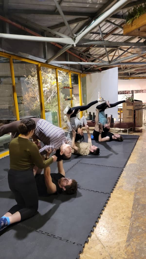 שיעור אקרויוגה קבוצתי