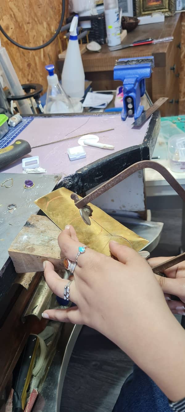 סדנת צורפות באווירה כפרית