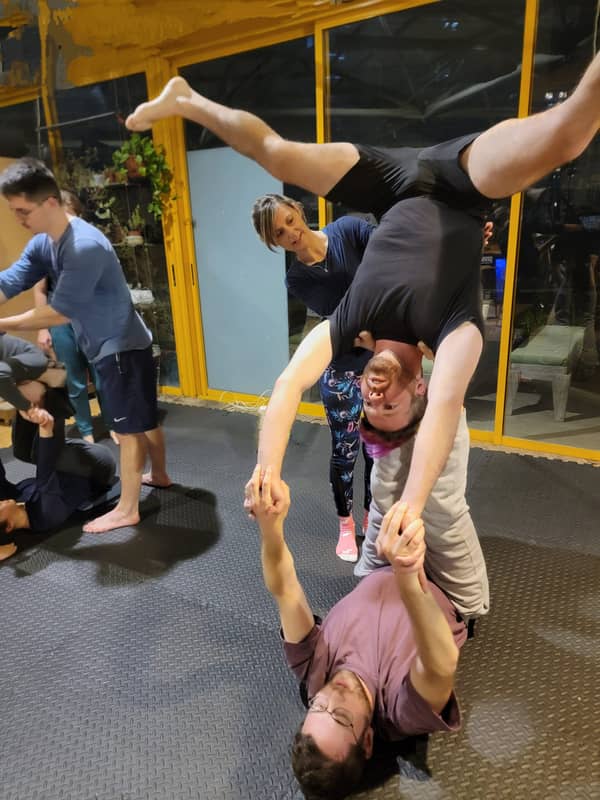 שיעור אקרויוגה קבוצתי