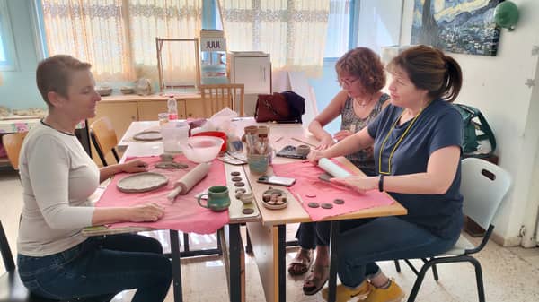 סדנת קרמיקה פרטית בשרון – עבודה עם אובניים או עבודת יד