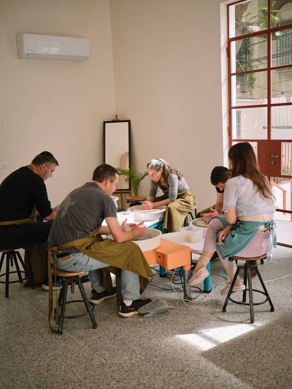 סדנת קרמיקה קבוצתית – אובניים ופיסול