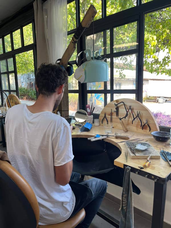 סדנת צורפות פרטית במושב מוקף שדות ירוקים