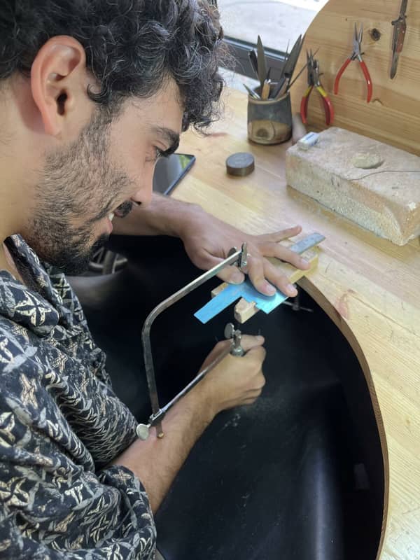 סדנת צורפות פרטית במושב מוקף שדות ירוקים