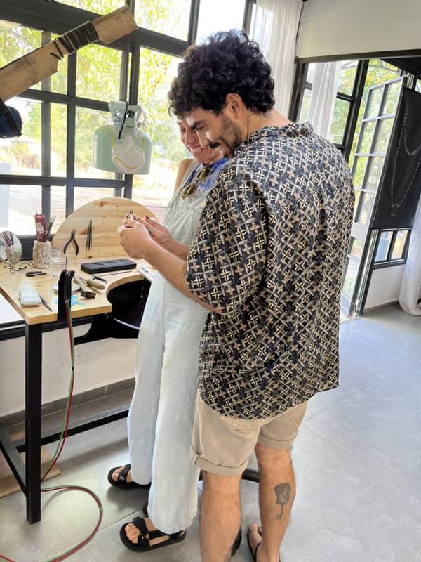 סדנת צורפות פרטית במושב מוקף שדות ירוקים