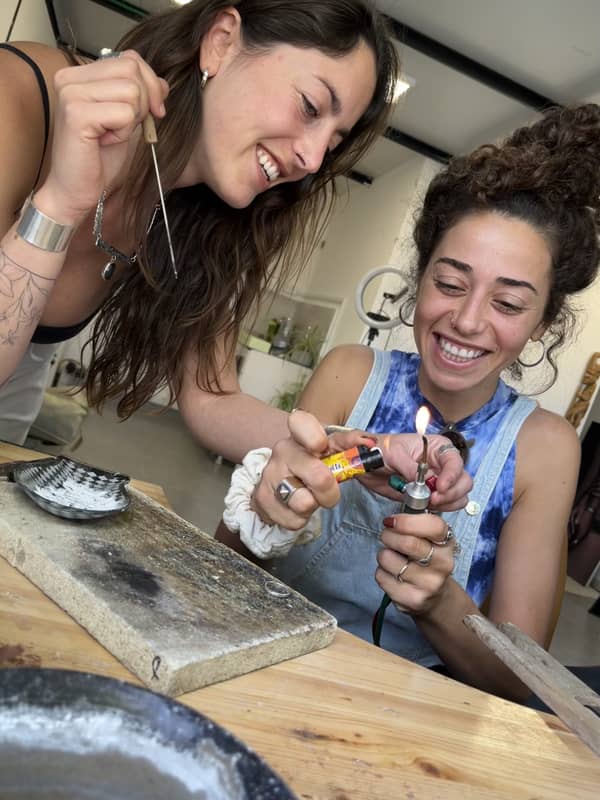 סדנת צורפות פרטית במושב מוקף שדות ירוקים