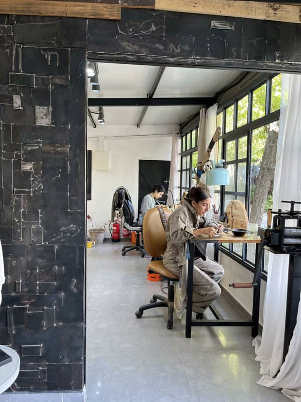 סדנת צורפות פרטית במושב מוקף שדות ירוקים