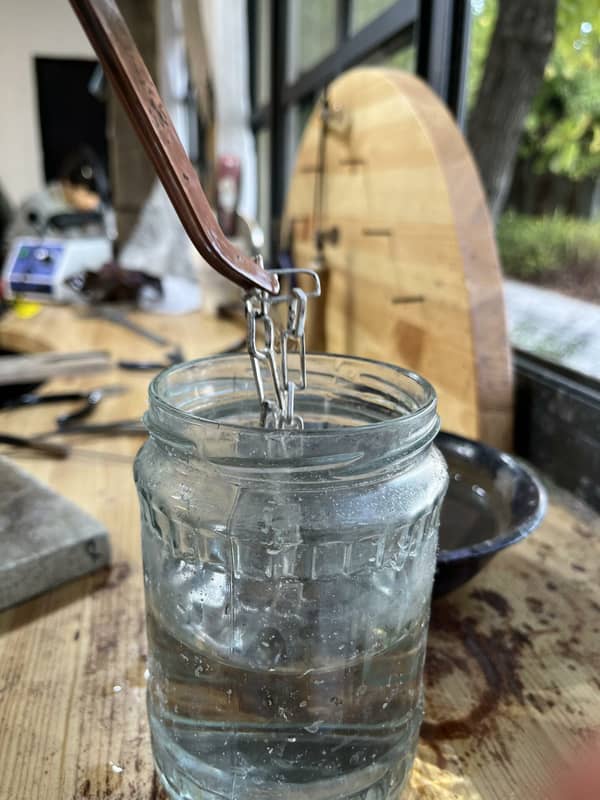 סדנת צורפות פרטית במושב מוקף שדות ירוקים