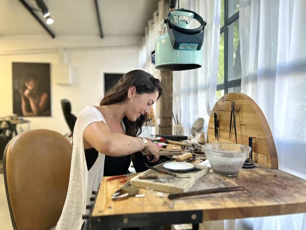 סדנת צורפות פרטית במושב מוקף שדות ירוקים