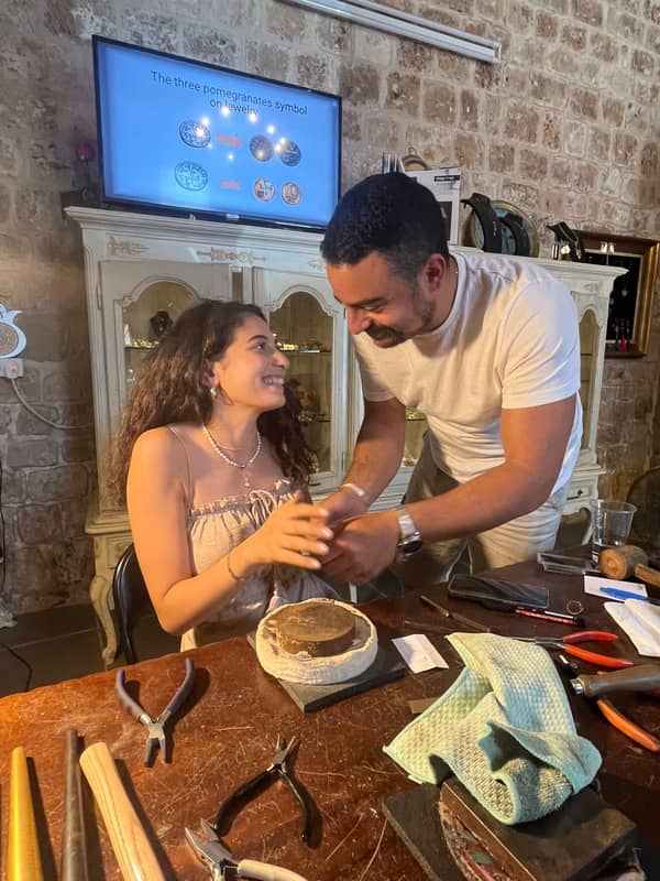 סדנא פרטית חווייתית להכנת תכשיט עם הטבעת אותיות