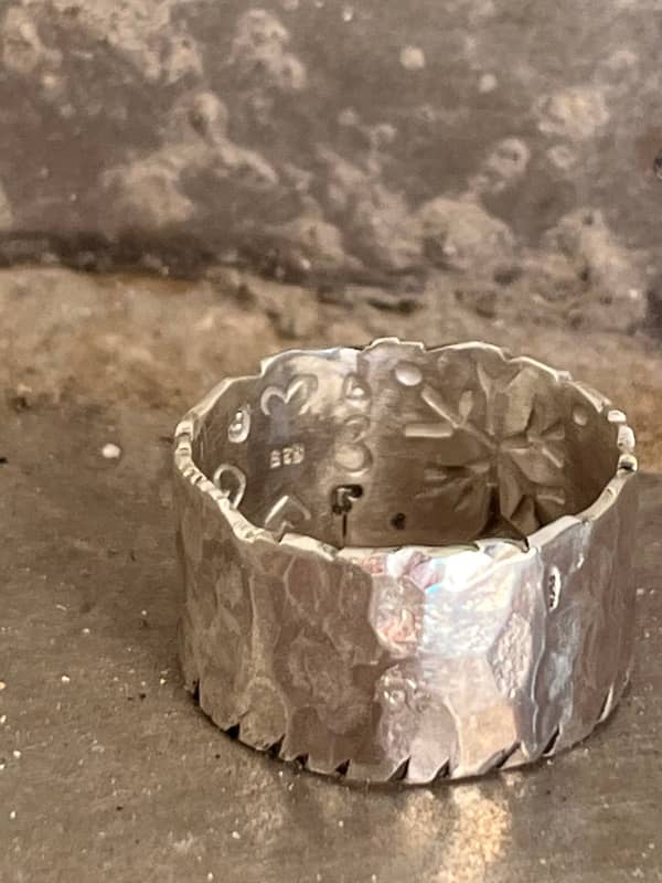 סדנא פרטית חווייתית להכנת תכשיט עם הטבעת אותיות בכסף/צפוי זהב