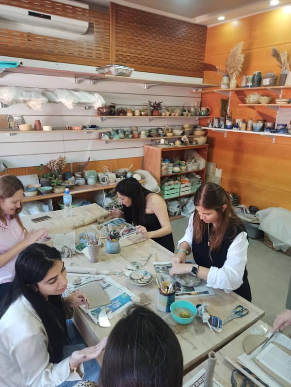 סדנת קרמיקה פרטית על אובניים או עבודת יד בסטודיו של הדרה