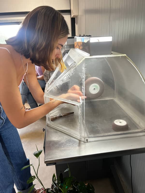 סדנת צורפות פרטית במושב מוקף שדות ירוקים