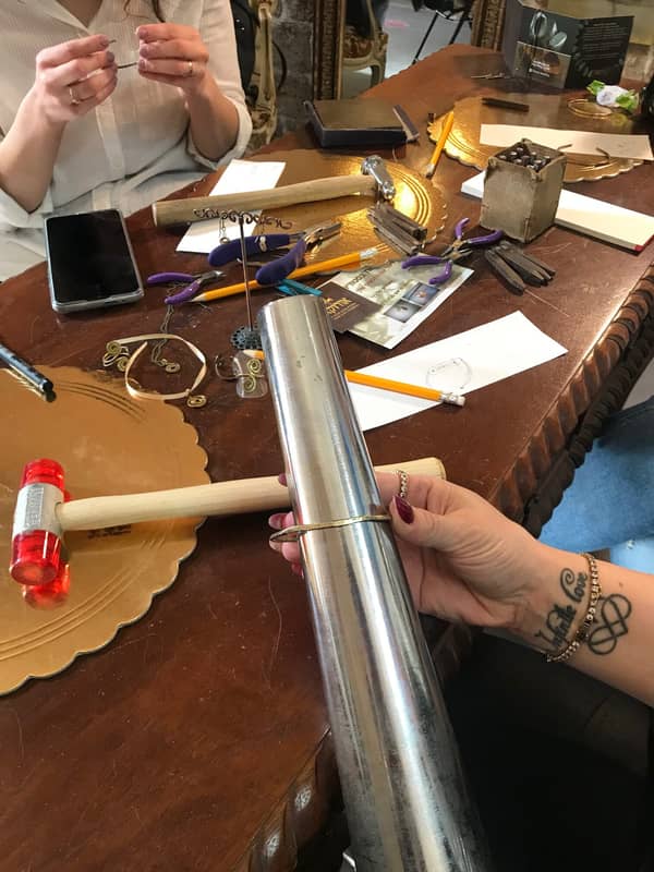סדנא פרטית חווייתית להכנת תכשיט עם הטבעת אותיות