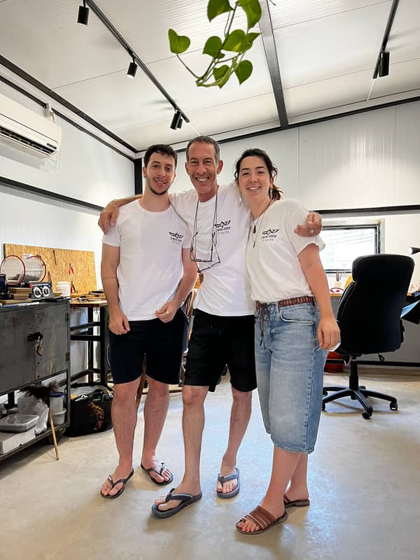 סדנת צורפות פרטית במושב מוקף שדות ירוקים