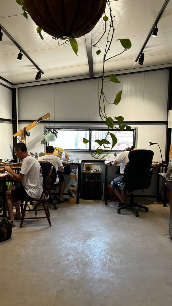 סדנת צורפות פרטית במושב מוקף שדות ירוקים