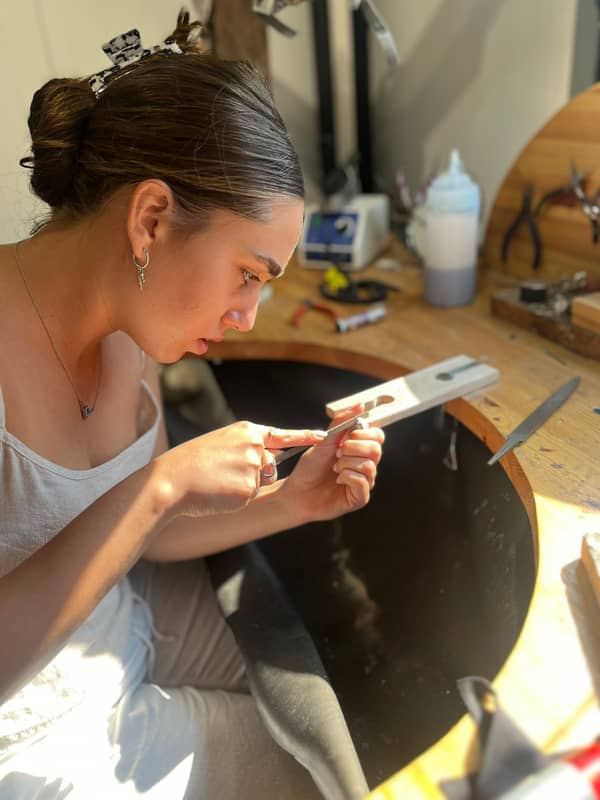 סדנת צורפות פרטית במושב מוקף שדות ירוקים