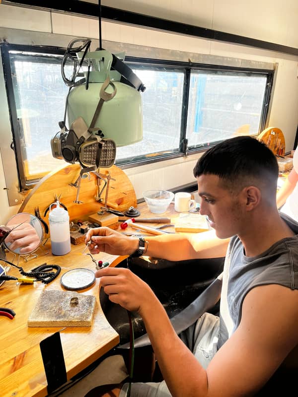 סדנת צורפות פרטית במושב מוקף שדות ירוקים