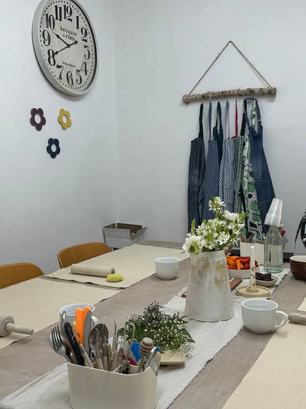סדנת קרמיקה פרטית בעבודת יד באווירה ביתית ונעימה