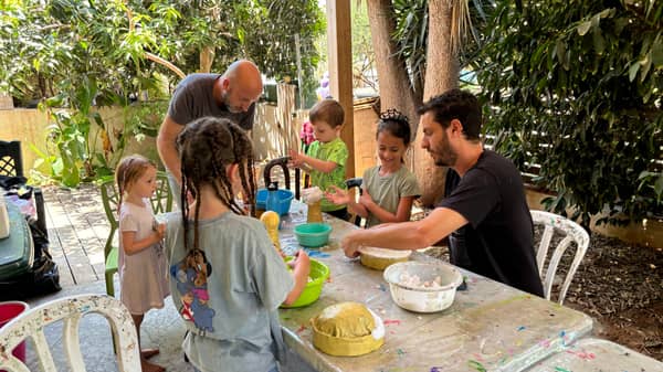 פיסול בעיסת נייר צבעונית וארוחת בוקר/ערב