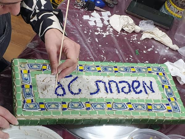 שוברות ומרכיבות מחדש: סדנת פסיפס להכנת שלט כניסה