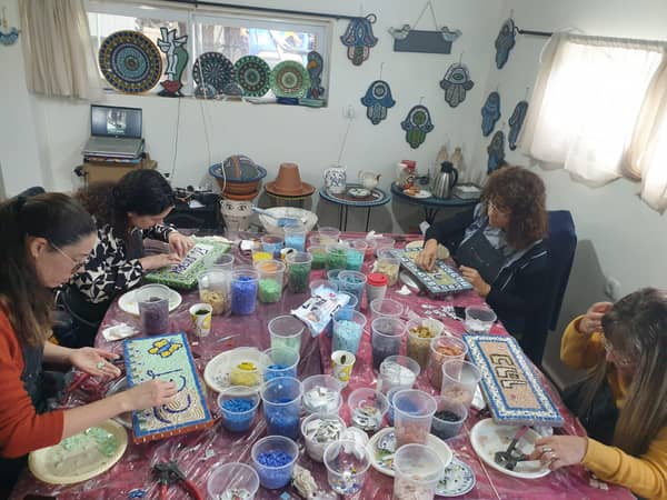 שוברות ומרכיבות מחדש: סדנת פסיפס להכנת שלט כניסה