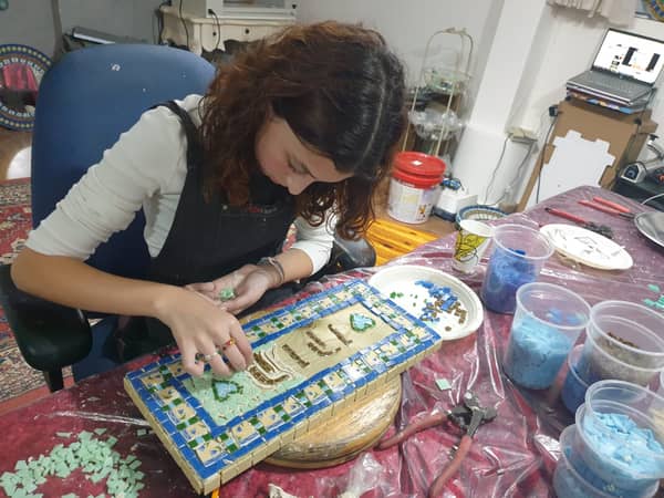 שוברות ומרכיבות מחדש: סדנת פסיפס להכנת שלט כניסה