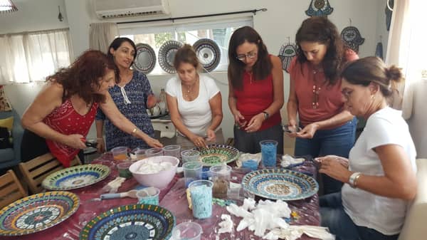 שוברות ומרכיבות מחדש: סדנת פסיפס ליצירת קערה דקורטיבית