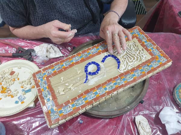 שוברות ומרכיבות מחדש: סדנת פסיפס להכנת שלט כניסה