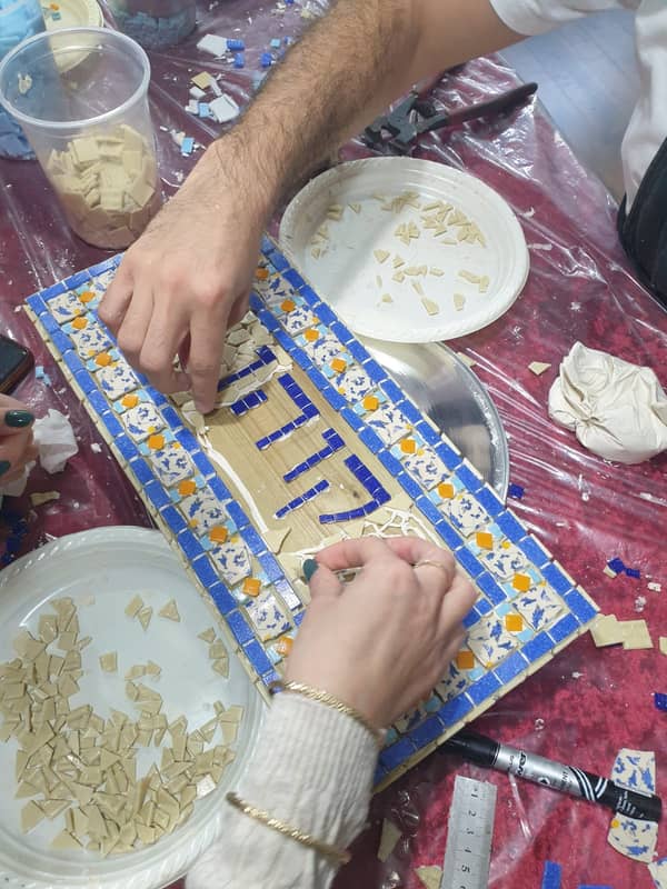 שוברות ומרכיבות מחדש: סדנת פסיפס להכנת שלט כניסה