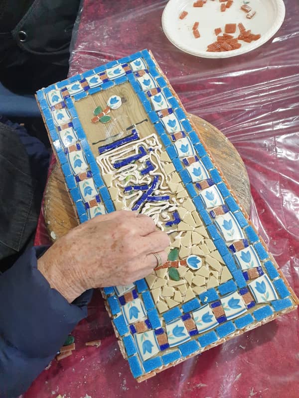 שוברות ומרכיבות מחדש: סדנת פסיפס להכנת שלט כניסה
