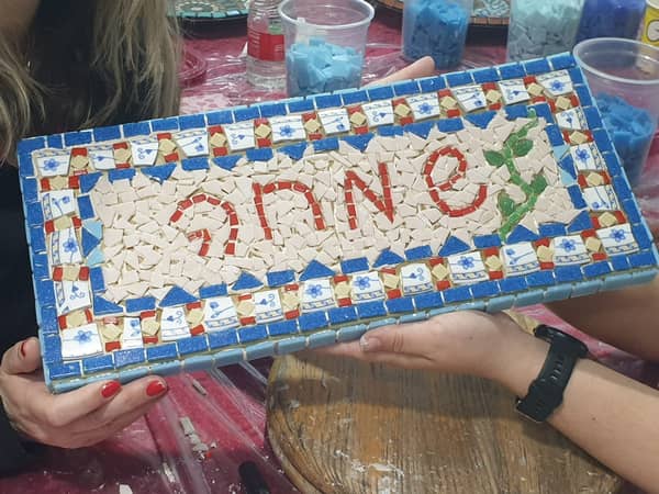 שוברות ומרכיבות מחדש: סדנת פסיפס להכנת שלט כניסה